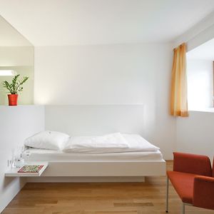 Zimmer mit Kingsize-Bett